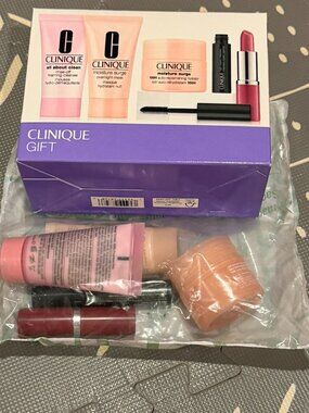 NEW. Clinique Gift Set. 6 pieces set.